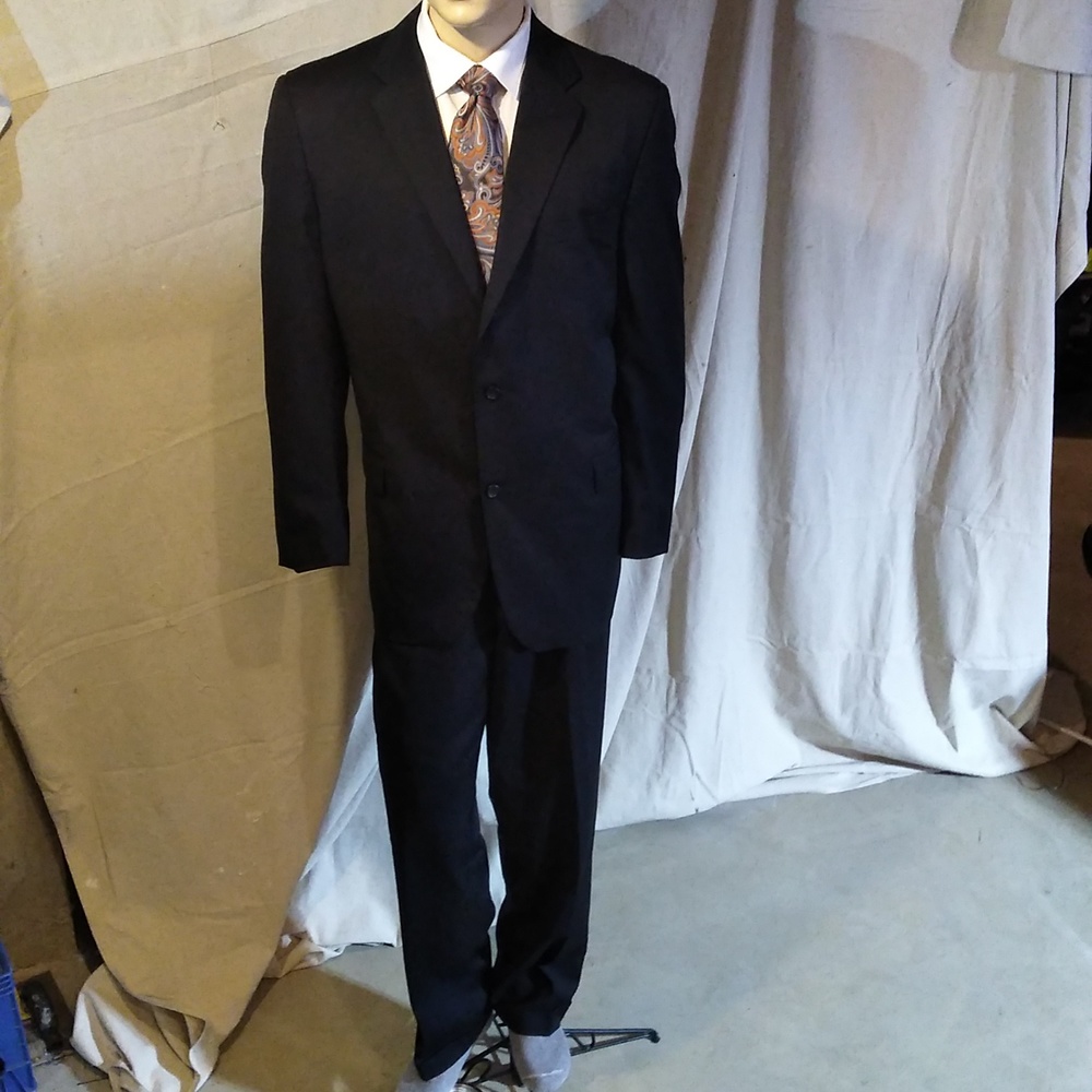 Like new black size 48L, 46 waist Pronto Uomo 100% wool suit.